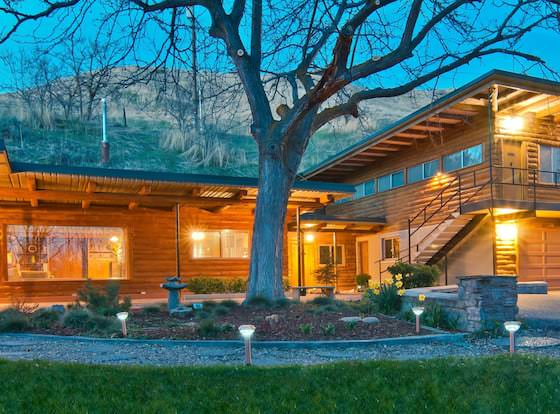 Boise Hillside Suites allows check-in for 18 year-old guests