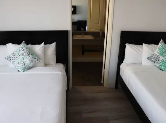 Hometel Suites - In Los Angeles (Koreatown) allows check-in for 18 year-old guests