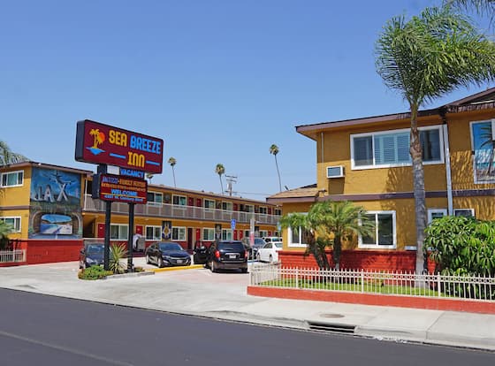 Sea Breeze Inn - LAX Airport, Los Angeles allows check-in for 18 year-old guests