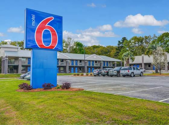 Motel 6 Moultrie, GA allows check-in for 18 year-old guests