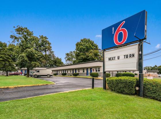 Motel 6 Tinton Falls, NJ – Neptune allows check-in for 18 year-old guests