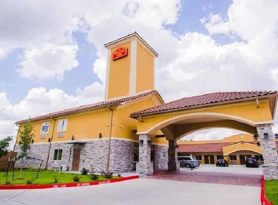 Palace Inn Beltway 8 & Veterans Memorial allows check-in for 18 year-old guests