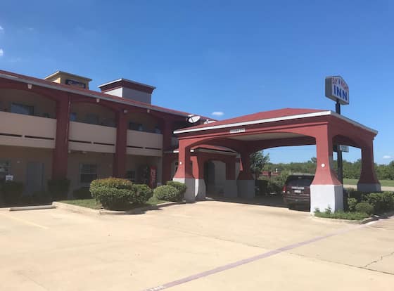 Day N Night Inn allows check-in for 18 year-old guests