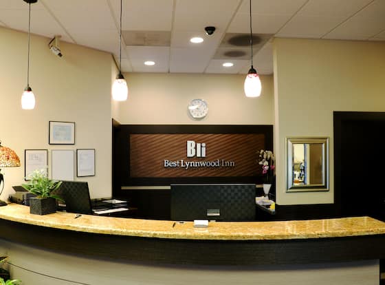 Best Lynnwood Inn allows check-in for 18 year-old guests