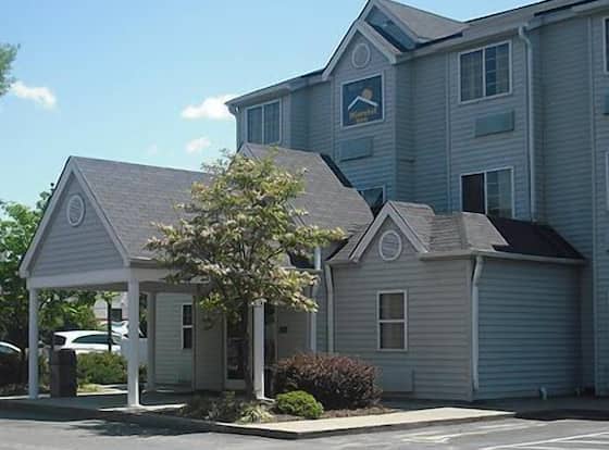 Motel 6 Charlotte, NC - University allows check-in for 18 year-old guests