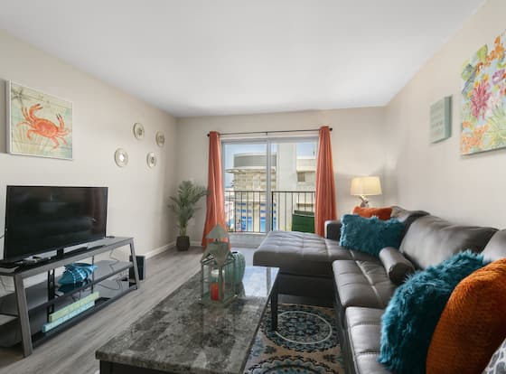 2 Bedroom 2Bath Deluxe Apt with Patio allows check-in for 18 year-old guests
