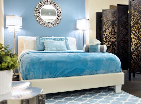 VIP Hollywood LA 5BD Walk of Fame Suite allows check-in for 18 year-old guests