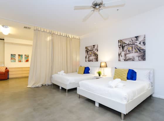 Hollywood 5BD Walk of Fame Studio allows check-in for 18 year-old guests