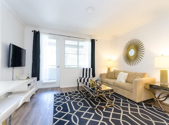 VIP LA Hollywood 5 BD Famous Suite allows check-in for 18 year-old guests