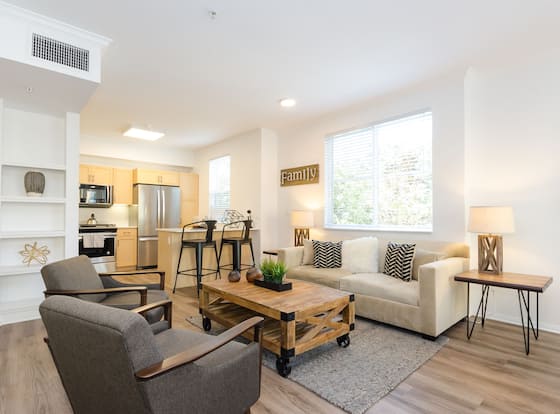 Exclusive Hollywood LA 5BD Megastar Ste allows check-in for 18 year-old guests