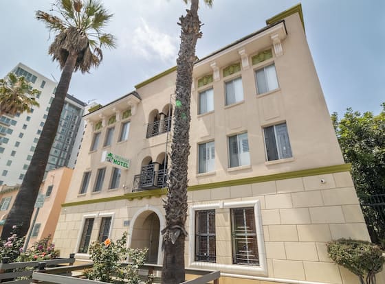 Greenleaf Hotel Long Beach Convention Center allows check-in for 18 year-old guests