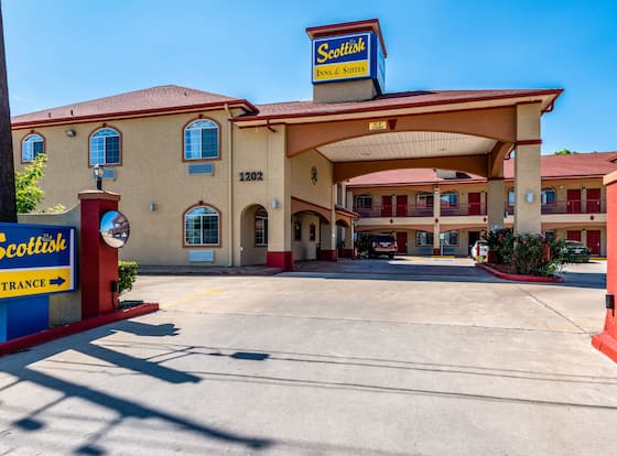 Scottish Inns & Suites IAH Airport - Beltway 8 allows check-in for 18 year-old guests