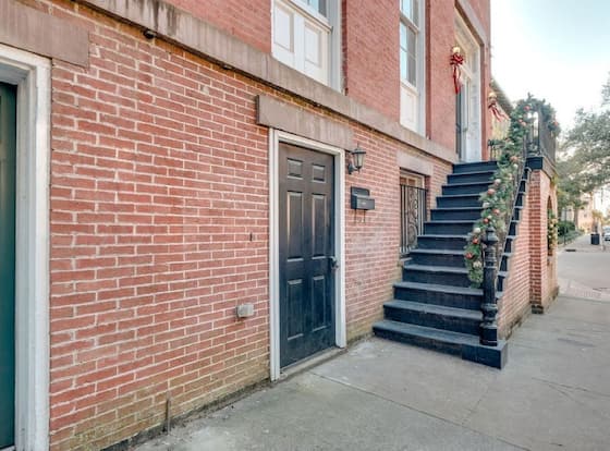 4 BR Beauty blocks from the River allows check-in for 18 year-old guests