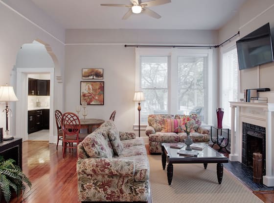 Modern Apartment Near Forsyth allows check-in for 18 year-old guests