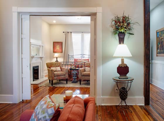 Newly Renovated Historic District Apt allows check-in for 18 year-old guests