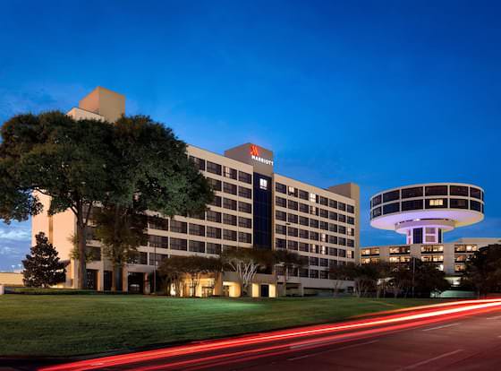 Houston Airport Marriott at George Bush Intercontinental allows check-in for 18 year-old guests