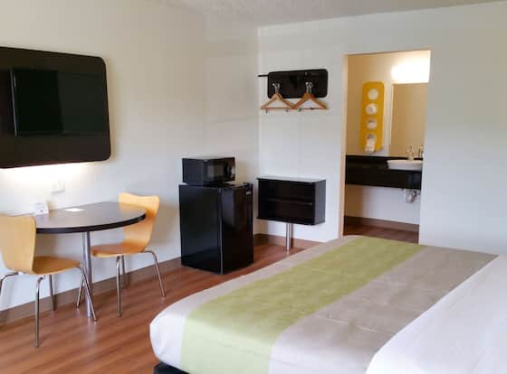 Motel 6 Palestine, TX allows check-in for 18 year-old guests