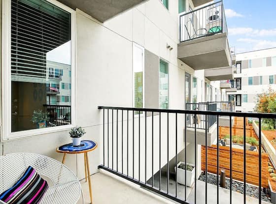 Bright 2BR Gym + Pool Alamo Drafthouse allows check-in for 18 year-old guests