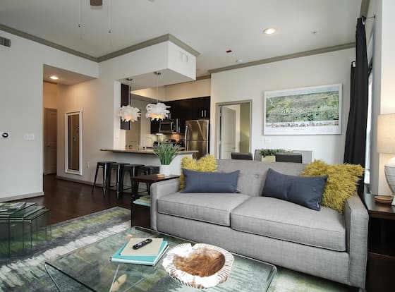 Charming 1BR Midtown Pool + Gym allows check-in for 18 year-old guests