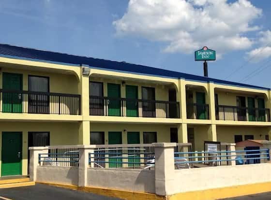 Jameson Inn Conyers allows check-in for 18 year-old guests