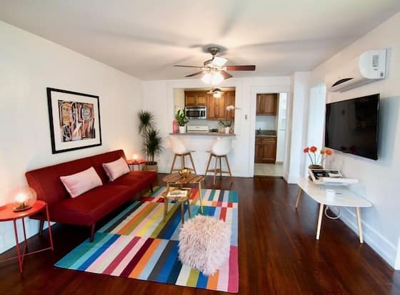 1BD House in Silverlake by RentElement allows check-in for 18 year-old guests