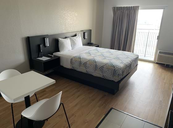 Studio 6 Lincoln, NE - Airport allows check-in for 18 year-old guests