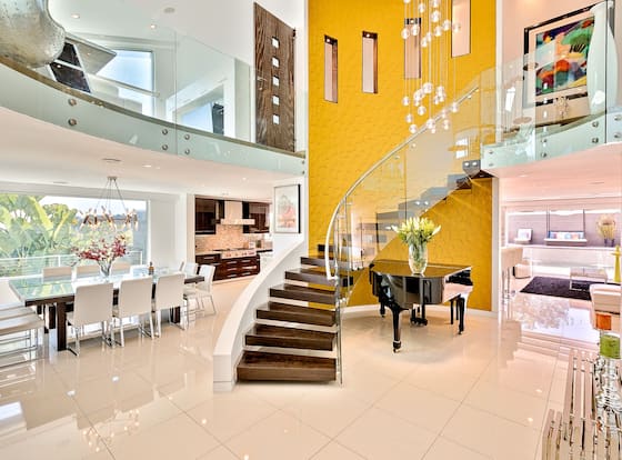 Hollywood Estate with Stunning Views allows check-in for 18 year-old guests