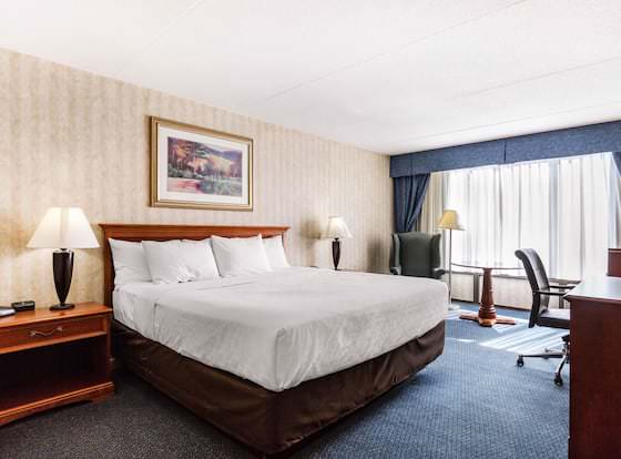 Clarion Hotel Williamsburg I-64 allows check-in for 18 year-old guests