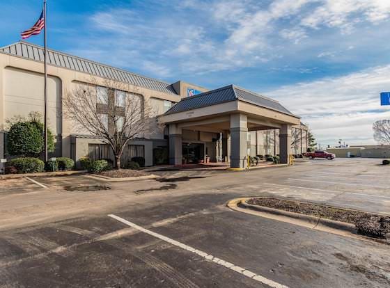 Motel 6 Conway, AR allows check-in for 18 year-old guests