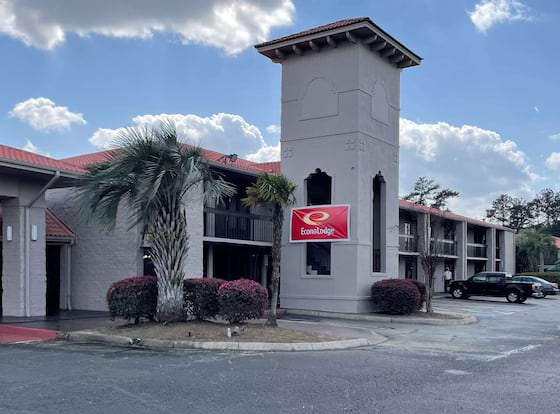 Econo Lodge allows check-in for 18 year-old guests