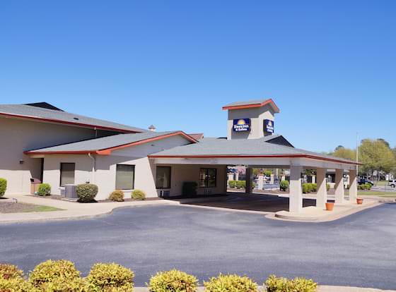 Days Inn & Suites by Wyndham Williamsburg Colonial allows check-in for 18 year-old guests