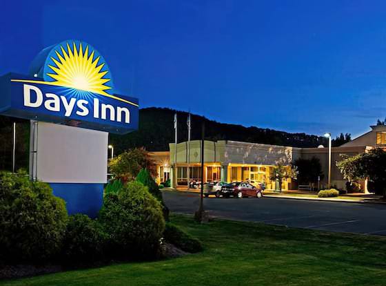 Days Inn by Wyndham Warren allows check-in for 18 year-old guests