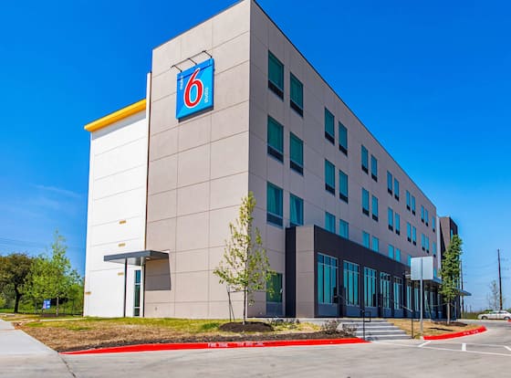 Motel 6 Austin, TX - Airport allows check-in for 18 year-old guests