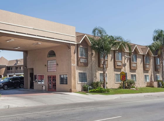 Super 8 by Wyndham Bakersfield South CA allows check-in for 18 year-old guests
