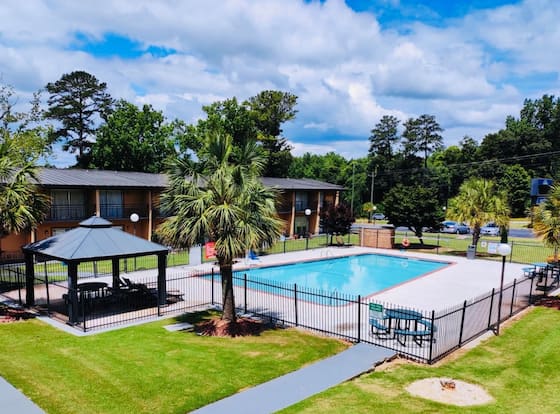 Howard Johnson by Wyndham Athens allows check-in for 18 year-old guests