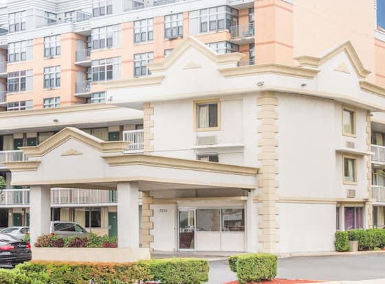 Days Inn by Wyndham Arlington Pentagon allows check-in for 18 year-old guests