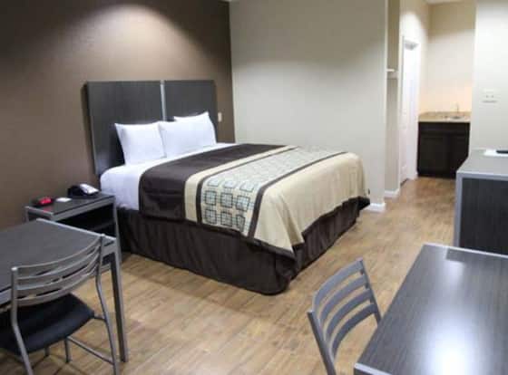 Scottish Inn & Suites allows check-in for 18 year-old guests