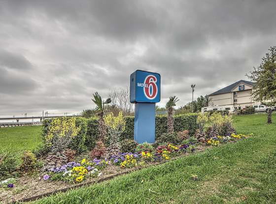 Motel 6 Dallas, TX - Northwest allows check-in for 18 year-old guests