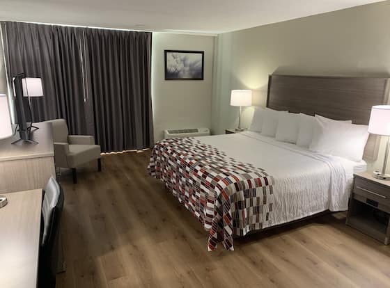 Red Roof Inn Niagara Falls allows check-in for 18 year-old guests