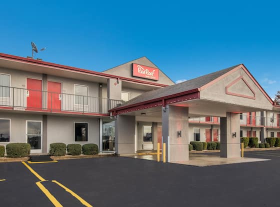 Red Roof Inn & Suites Jackson, TN allows check-in for 18 year-old guests