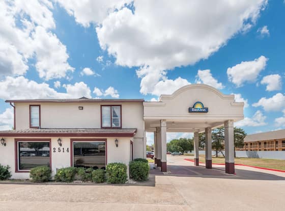 Days Inn by Wyndham Bryan College Station allows check-in for 18 year-old guests