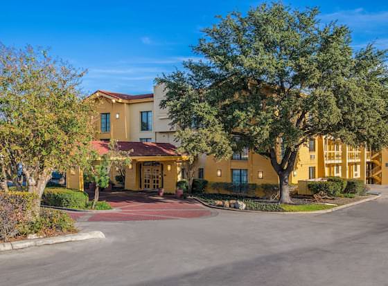 La Quinta Inn by Wyndham San Antonio I-35 N at Toepperwein allows check-in for 18 year-old guests