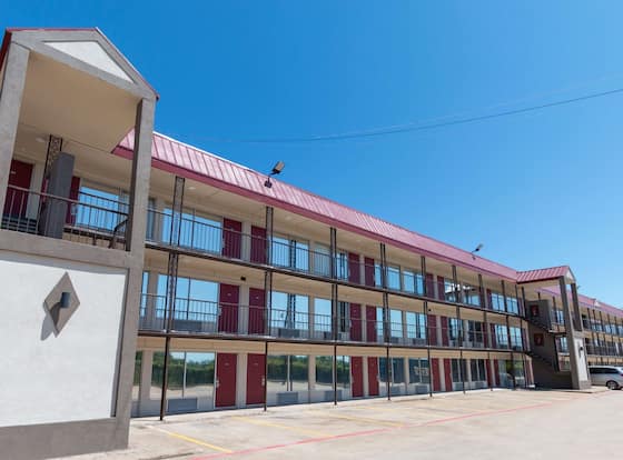 Magnuson Extended Stay and Suites Airport Hotel allows check-in for 18 year-old guests