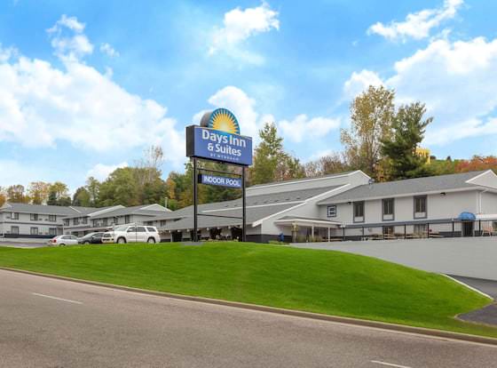 Days Inn & Suites by Wyndham Wisconsin Dells allows check-in for 18 year-old guests