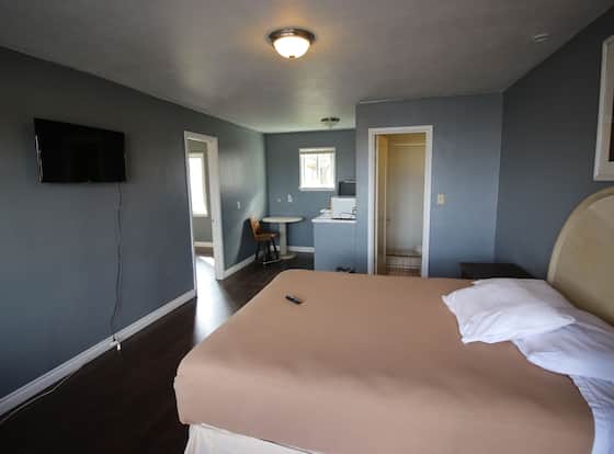 Sunland Inn of Ephrata allows check-in for 18 year-old guests