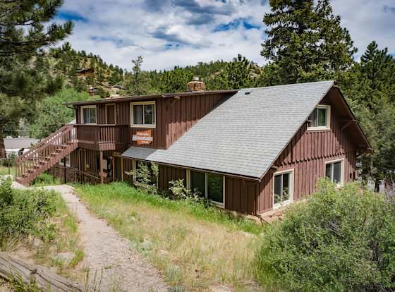 Estes Park Adventure Hostel allows check-in for 18 year-old guests