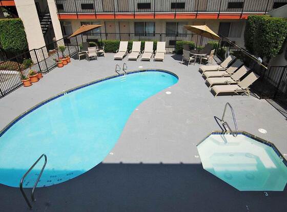 MorningGlory Inn & Suites allows check-in for 18 year-old guests