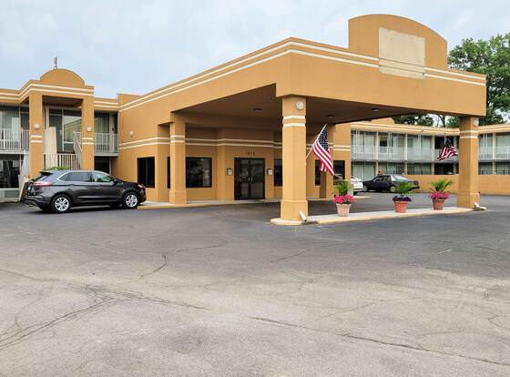 Motel 6 Effingham, IL allows check-in for 18 year-old guests