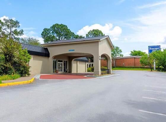 Rodeway Inn allows check-in for 18 year-old guests