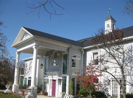 Inntiquity A Country Inn allows check-in for 18 year-old guests